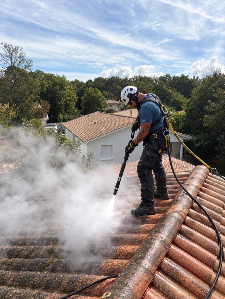 David Abadie en plein nettoyage de toiture à la vapeur