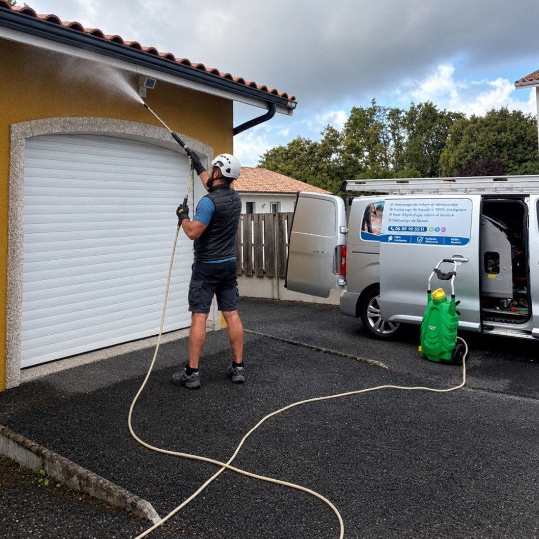 Nettoyage d'un mur de garage